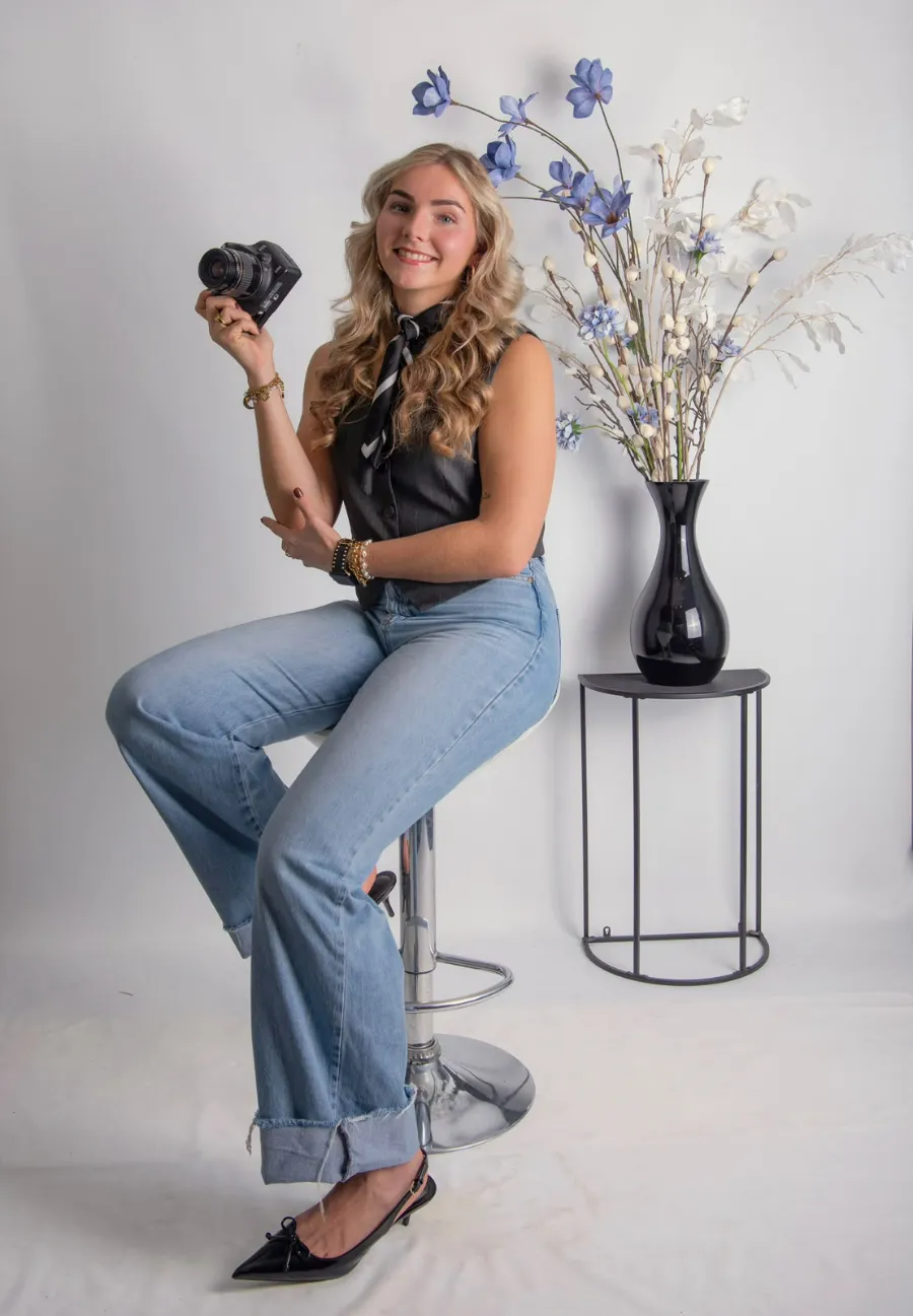 Joy lacht met een camera in haar hand